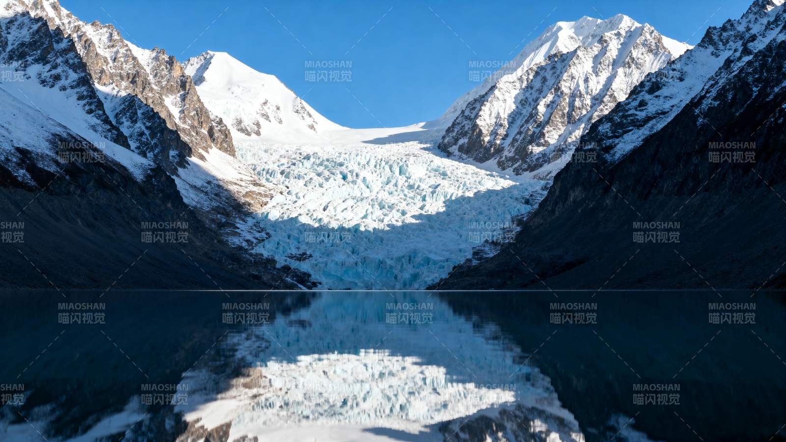 雪山倒影湖中图片