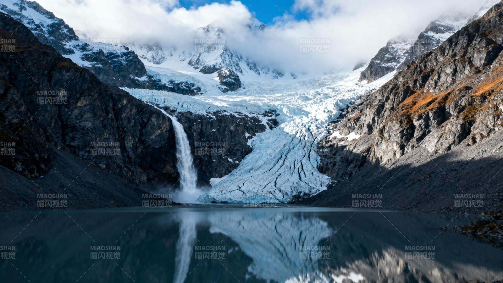 冰川湖畔倒影图片