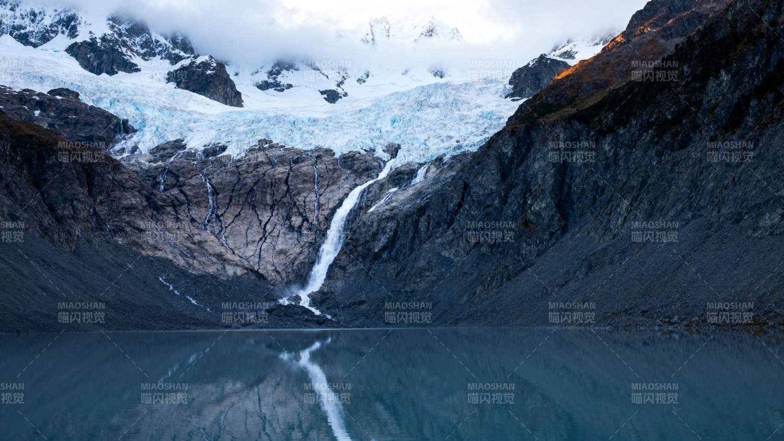 冰川湖畔美景图片