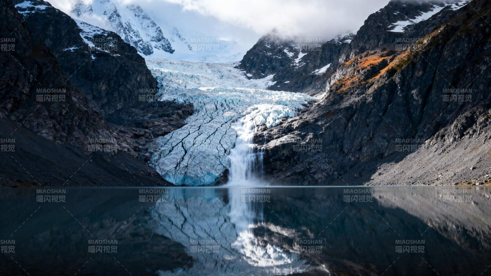 冰川湖畔倒影图片