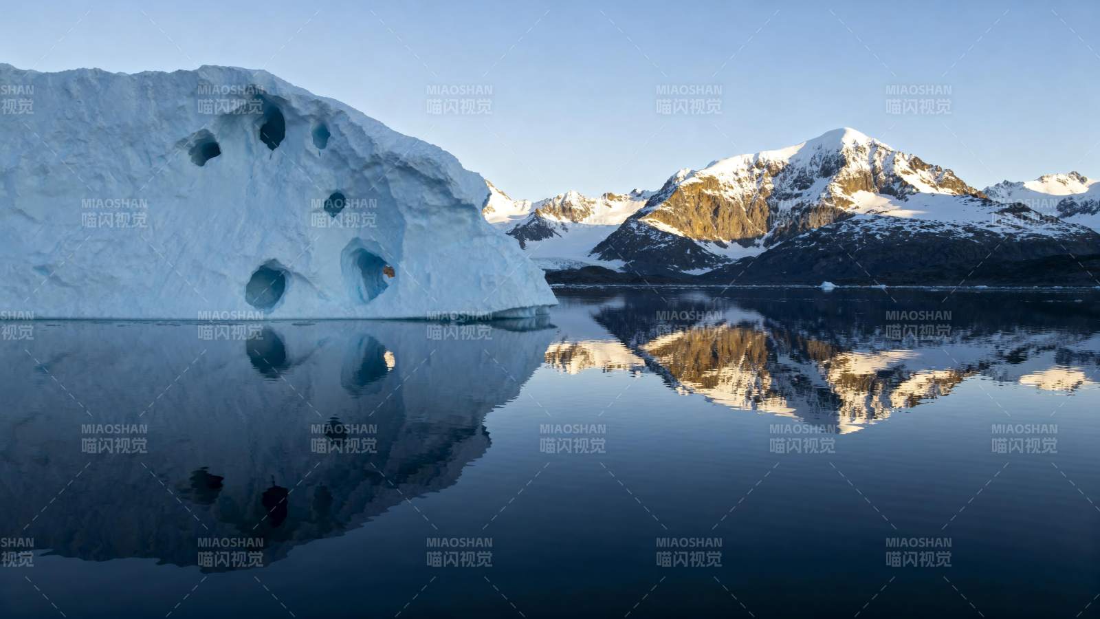 冰川倒影静谧湖图片