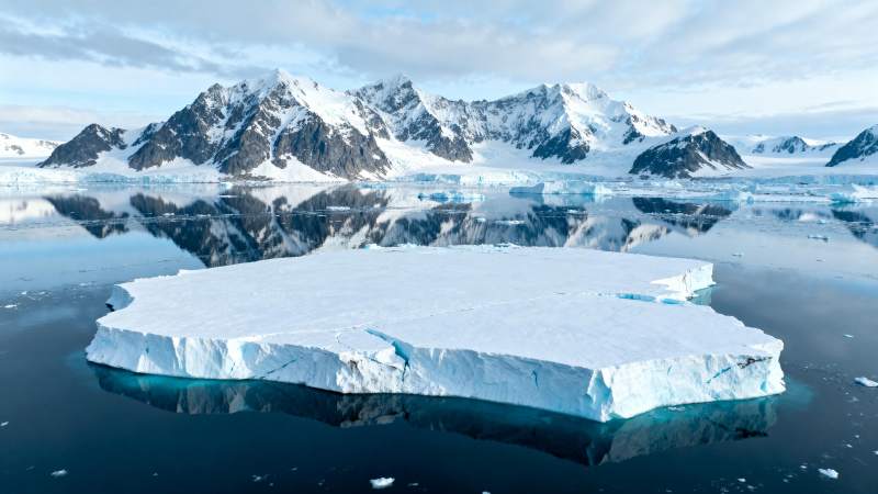 冰川倒影静谧湖图片