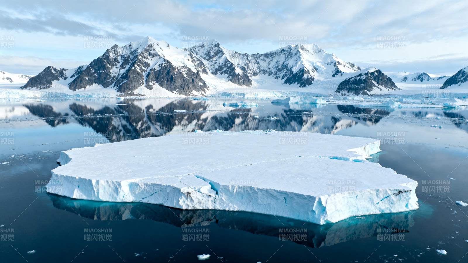 冰川倒影静谧湖图片