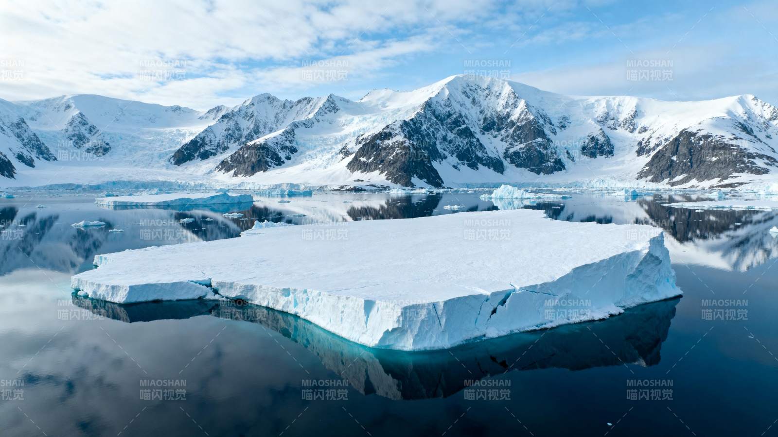冰川倒影 雪山静谧图片