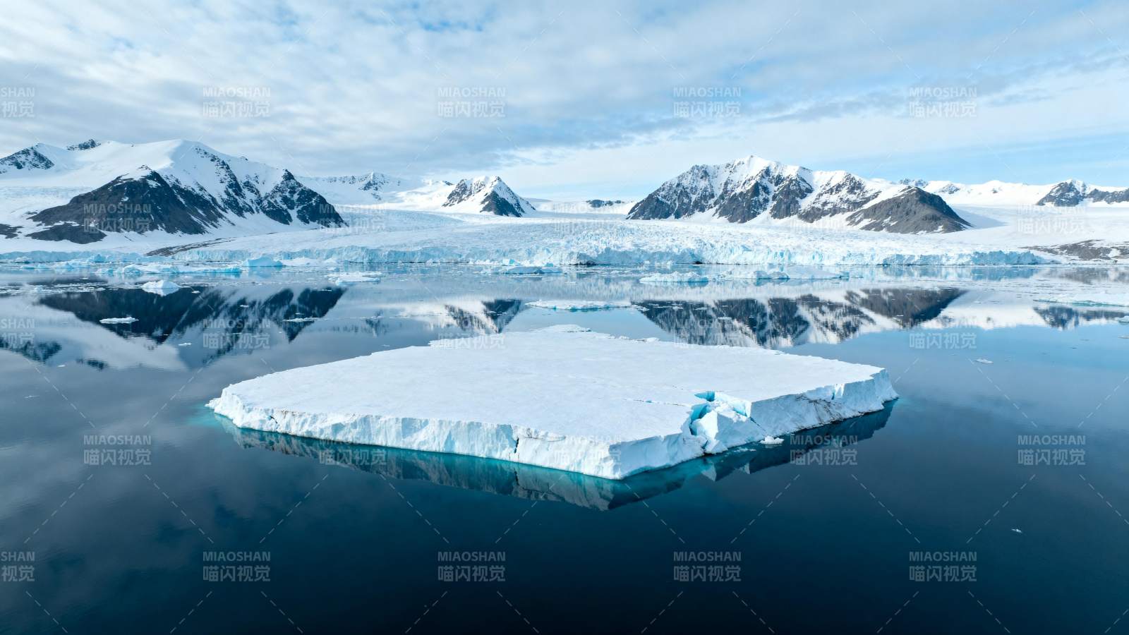 冰川倒影 静谧极地图片
