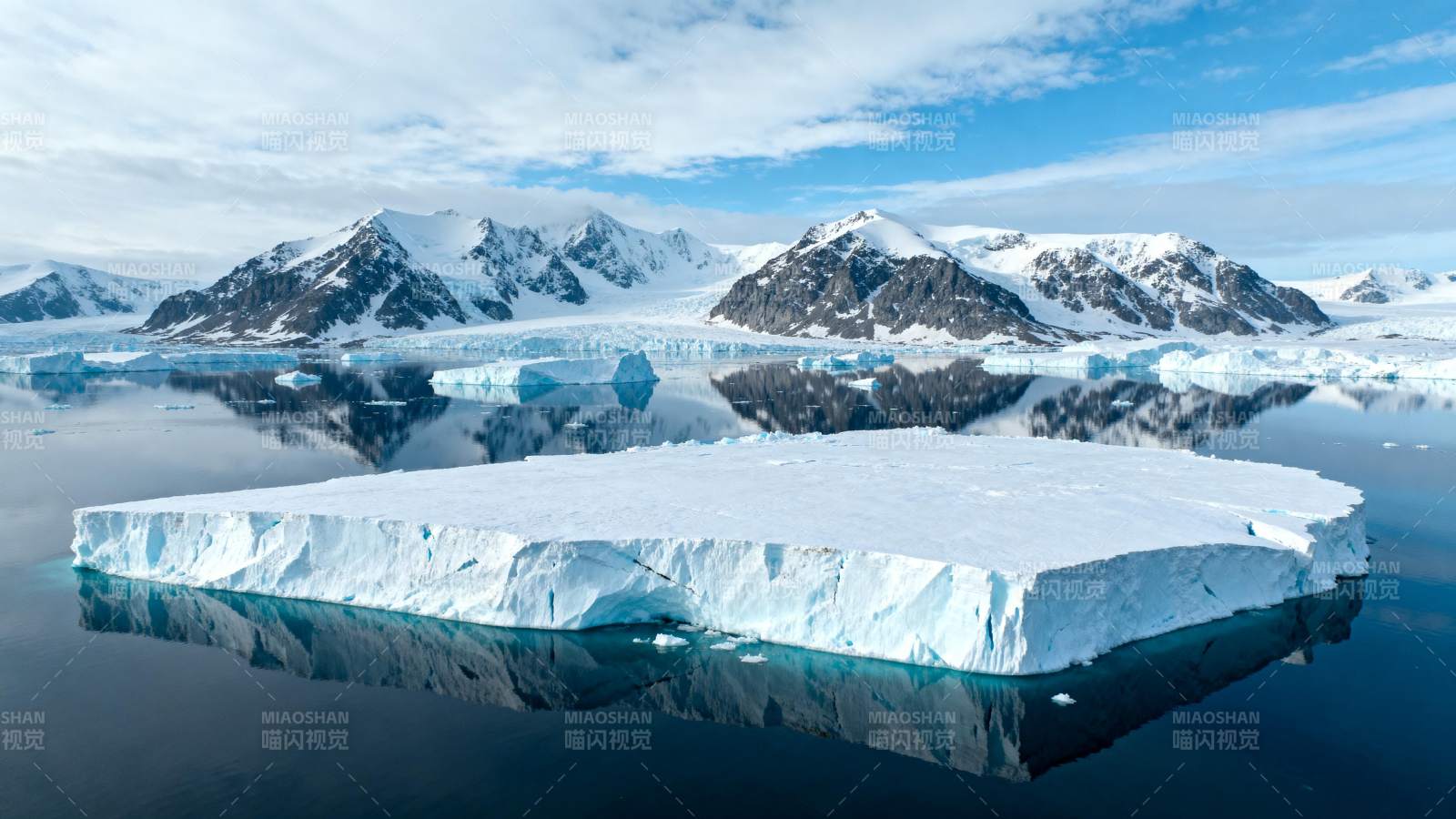 冰川倒影静谧湖图片