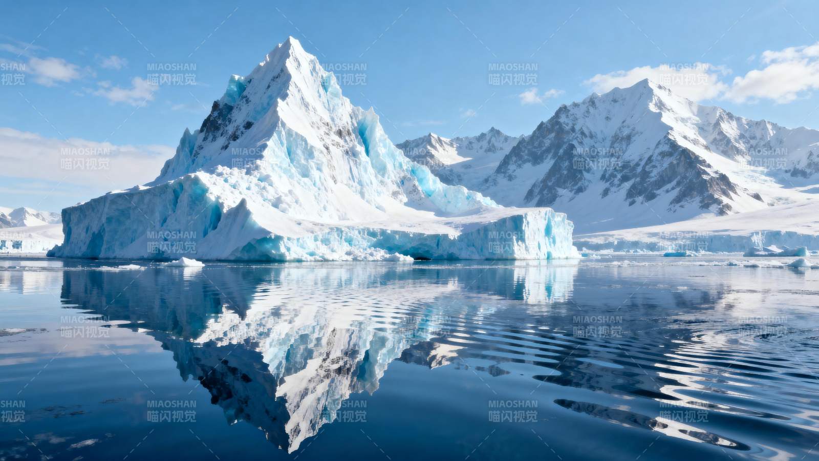 冰山倒影静谧湖图片