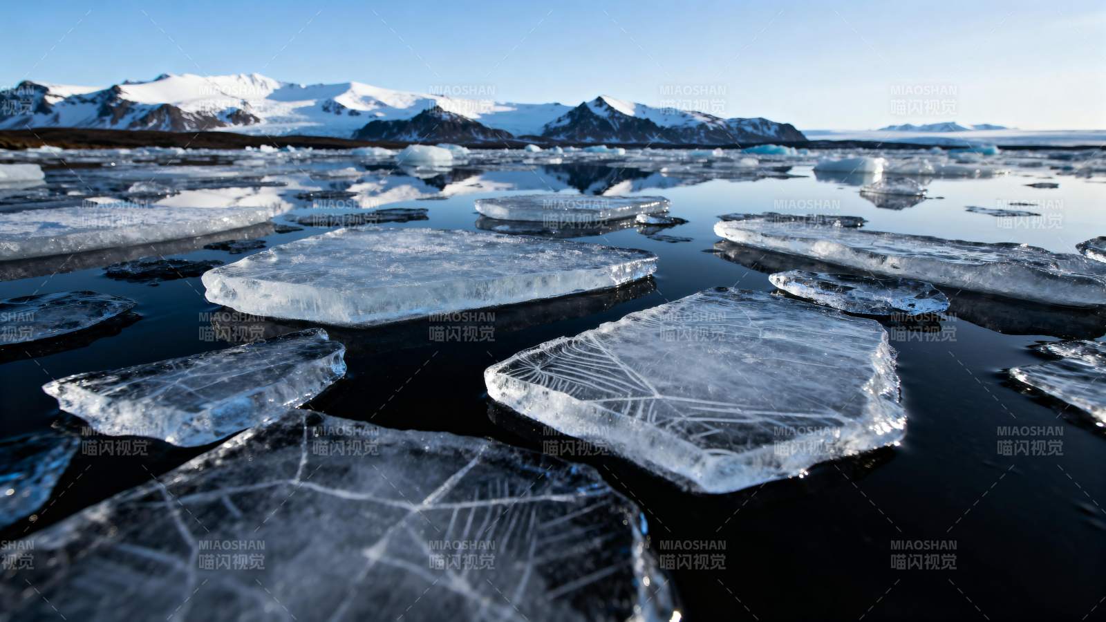 冰川浮冰映雪山图片