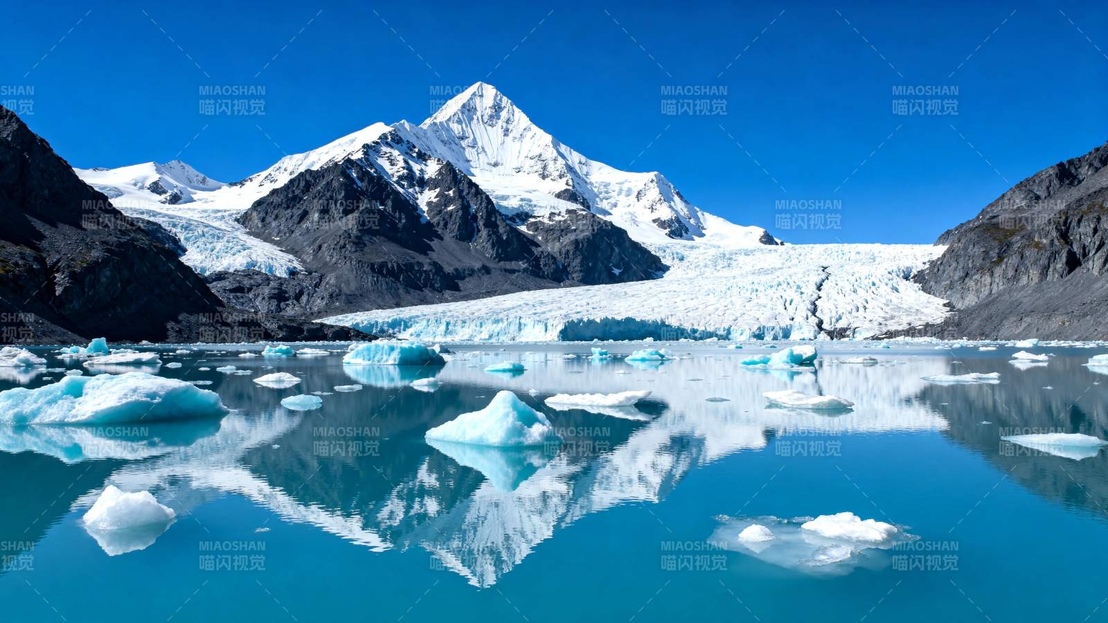 冰川湖畔雪山倒影图片
