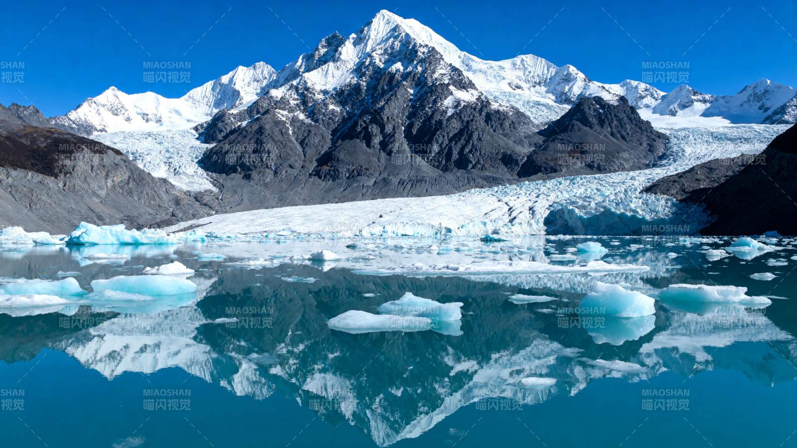 雪山倒影湖中图片