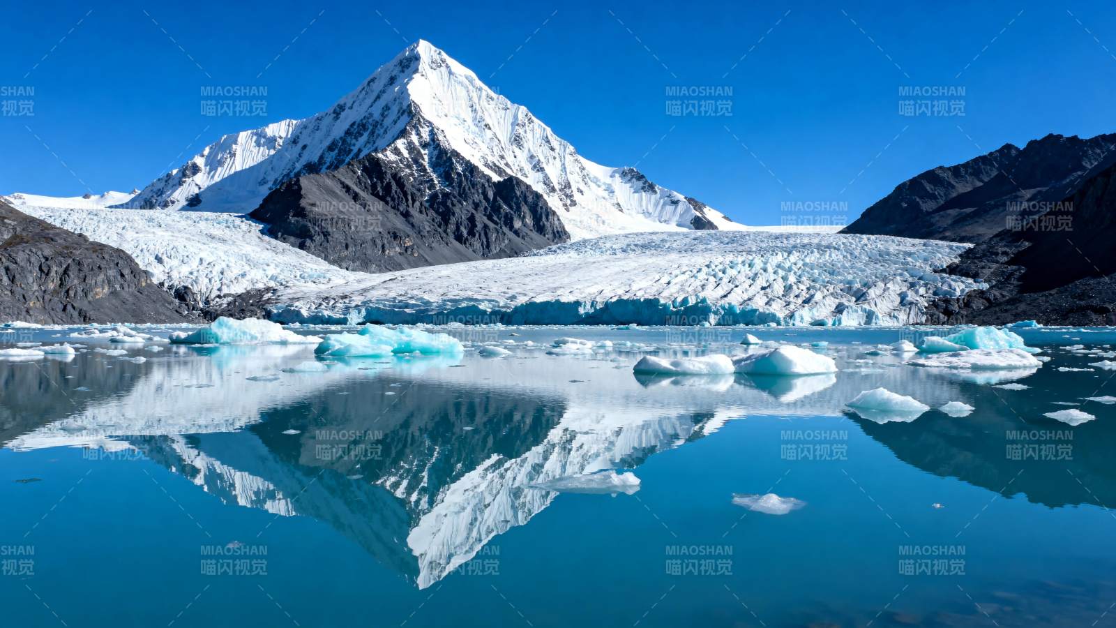 雪山倒影湖中图片