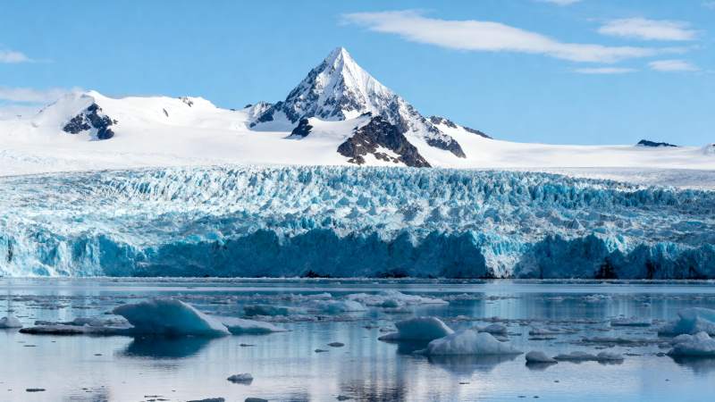 冰川雪山映湖水图片
