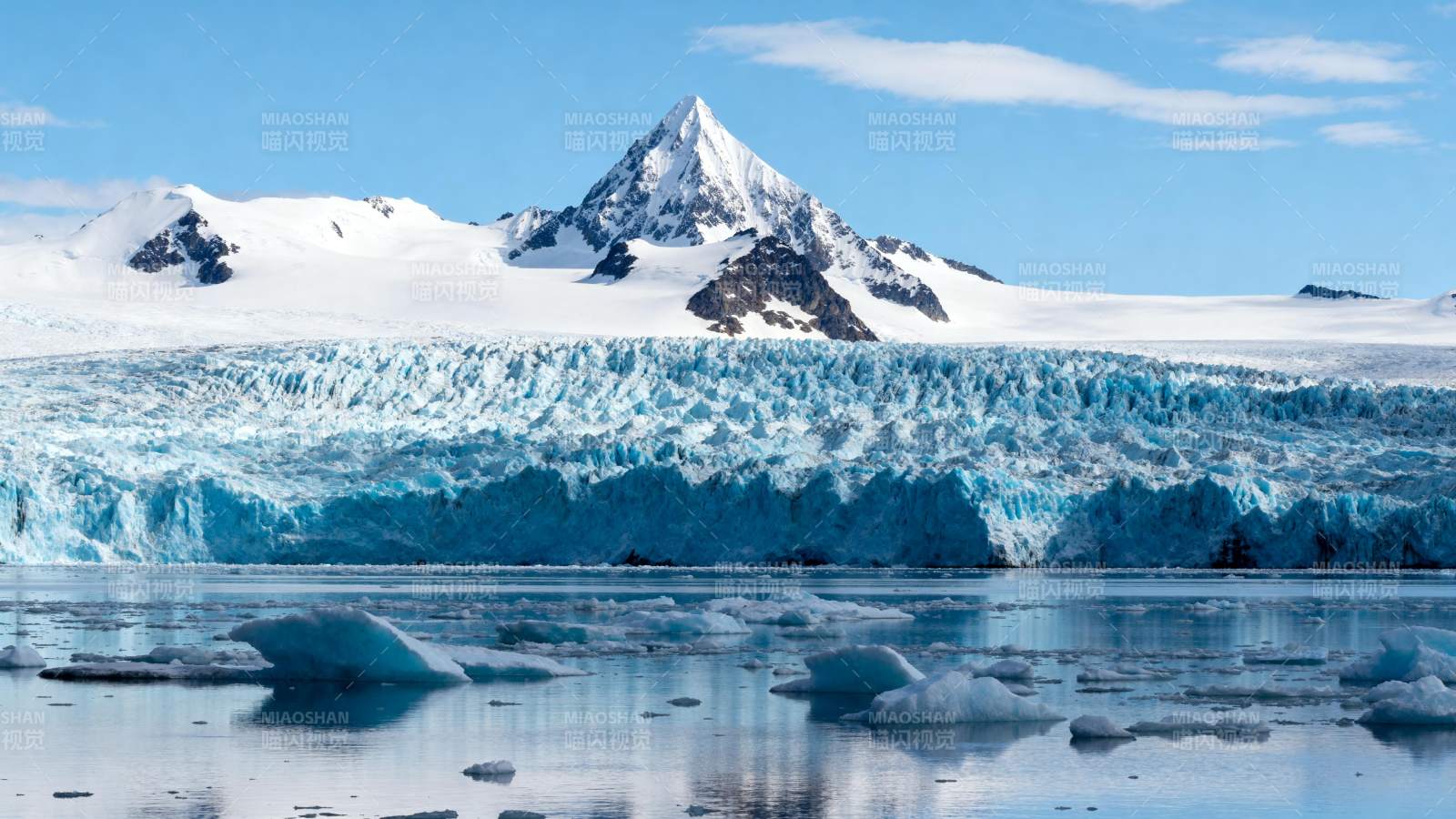 冰川雪山映湖水图片