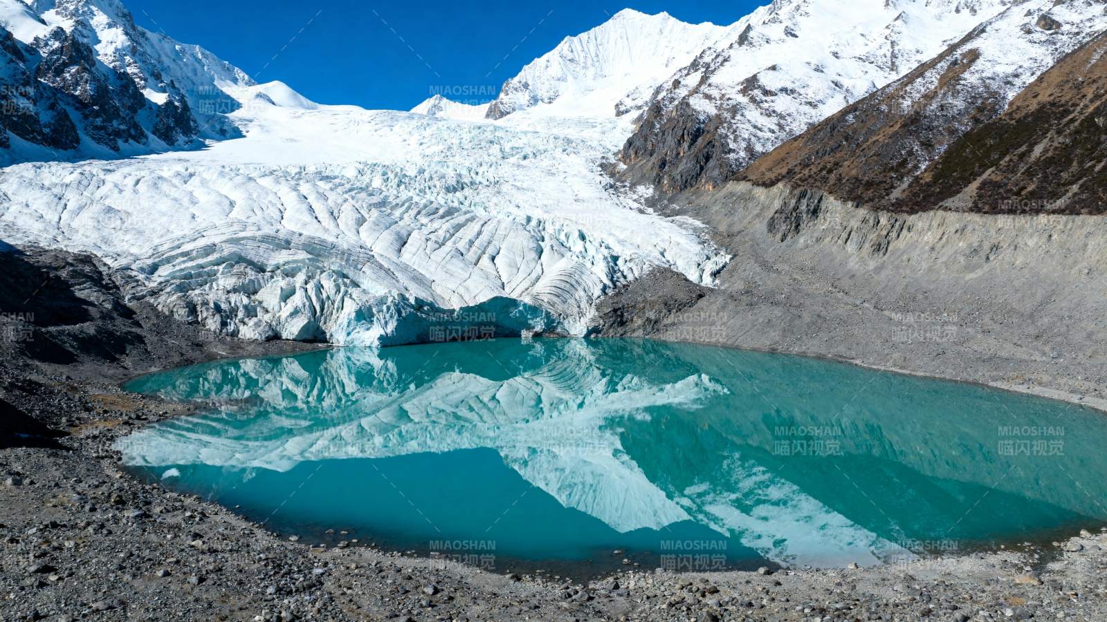 冰川湖映雪山图片