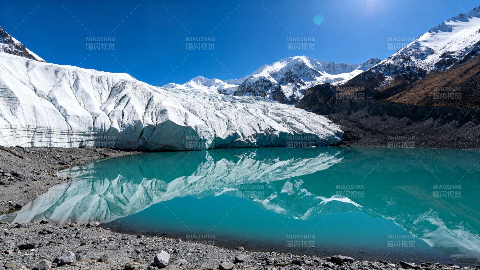 冰川湖畔美景图片