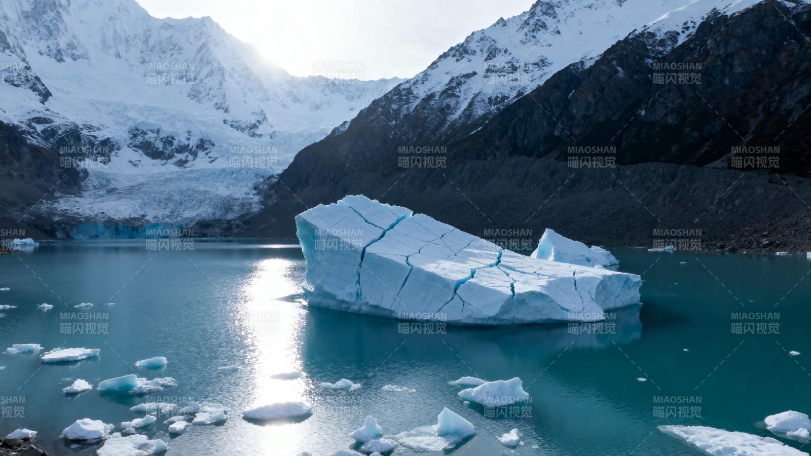 冰川湖景图片