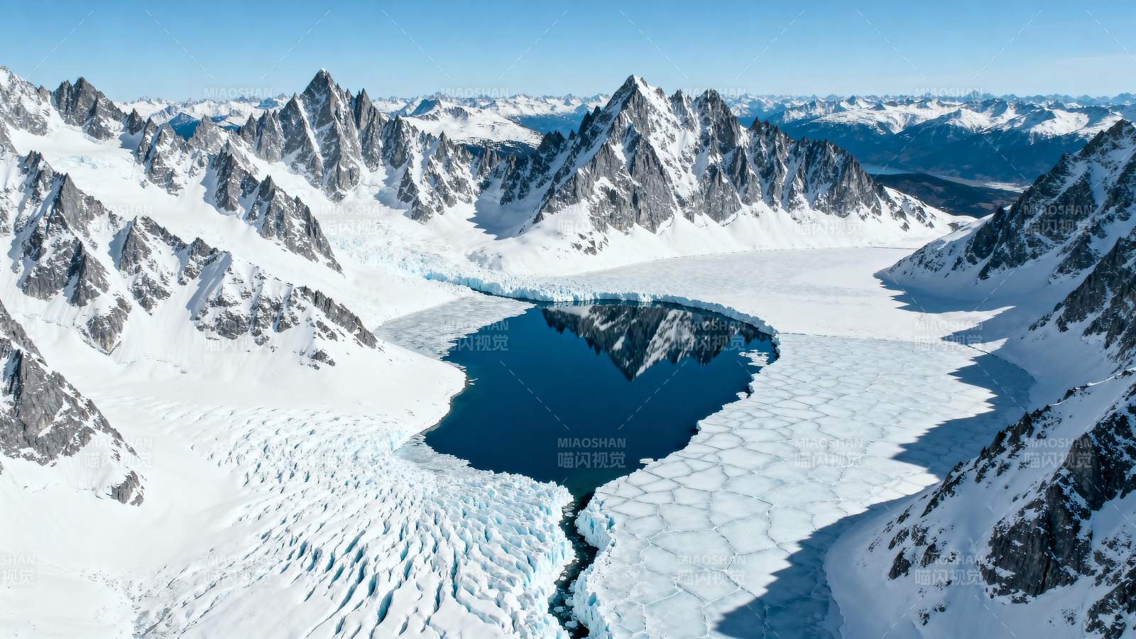 冰川湖映雪山图片