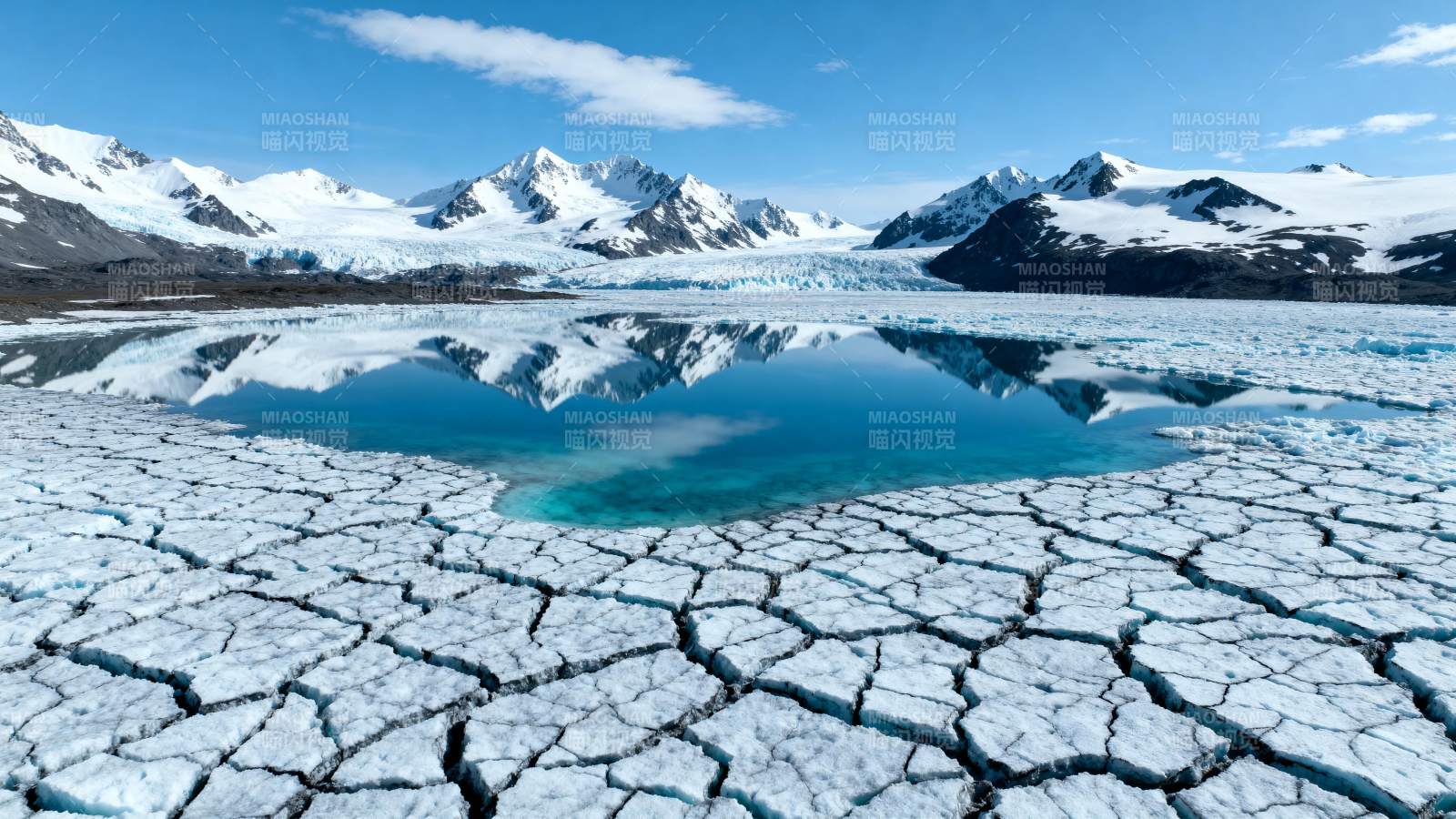 冰裂湖映雪山图片