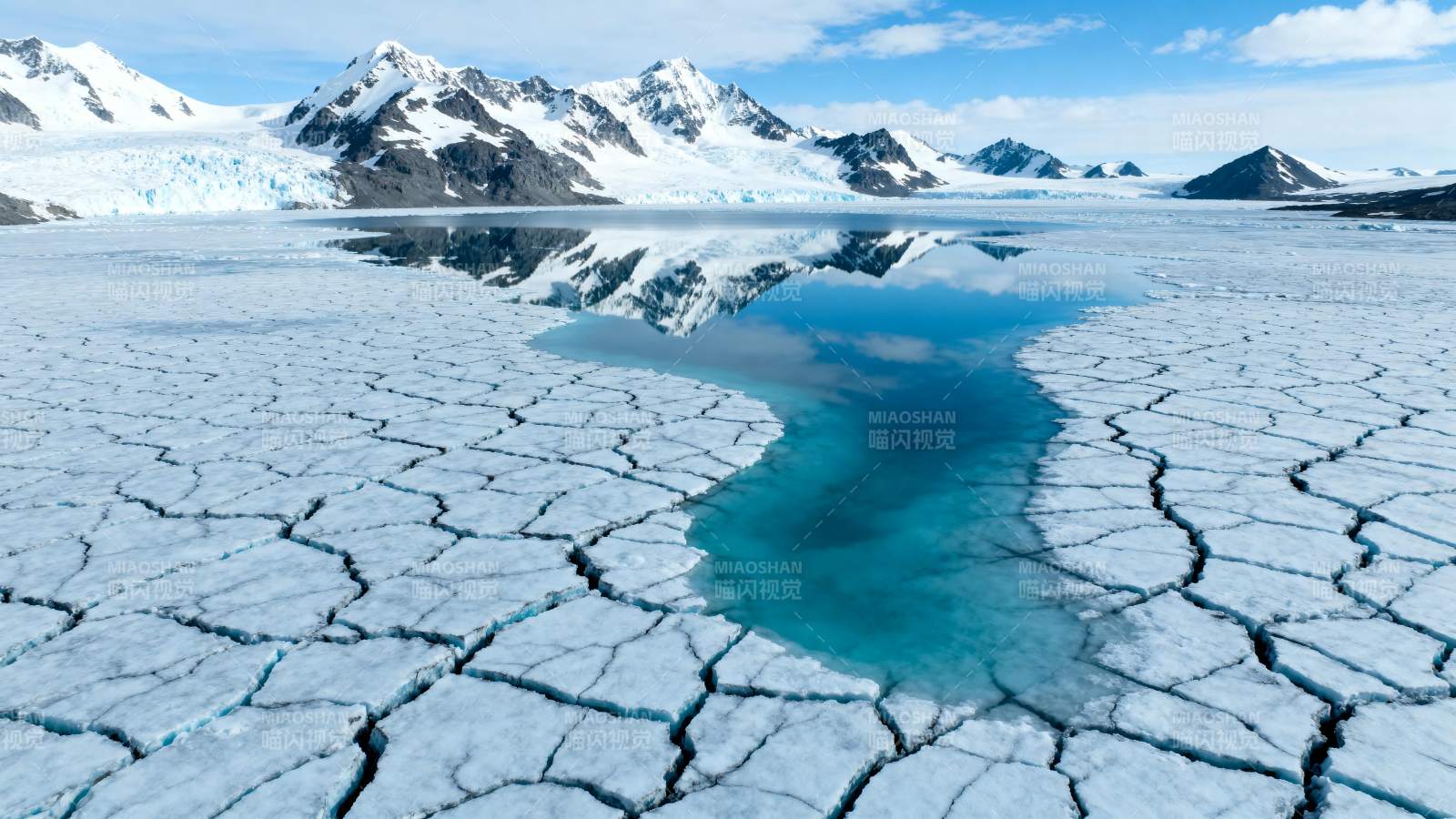 冰川裂隙映山影图片