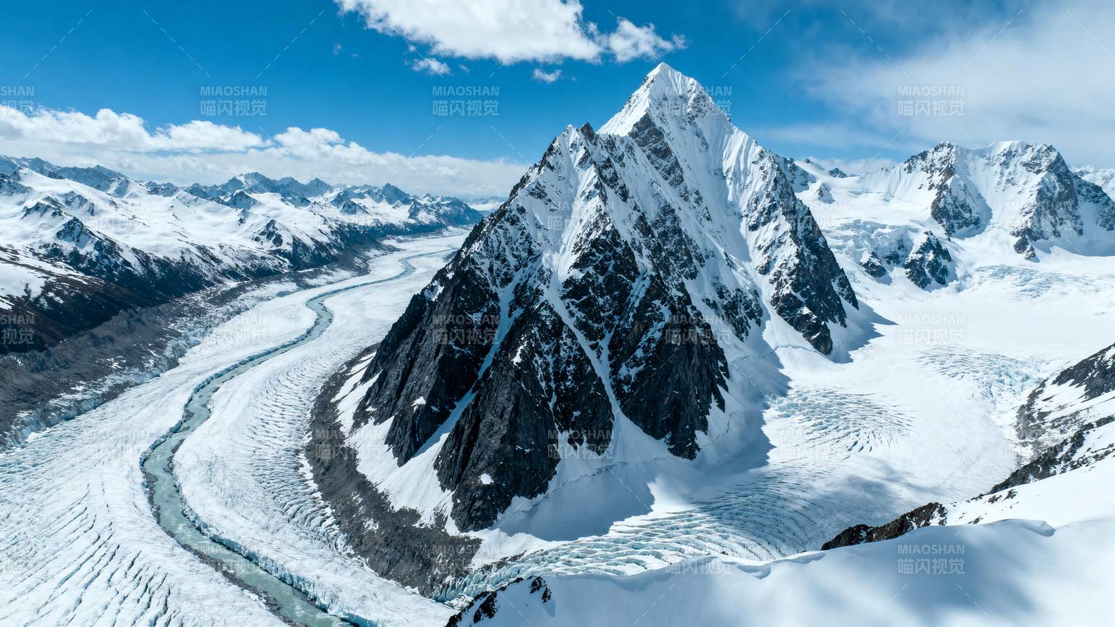 雪山之巅 冰川蜿蜒图片