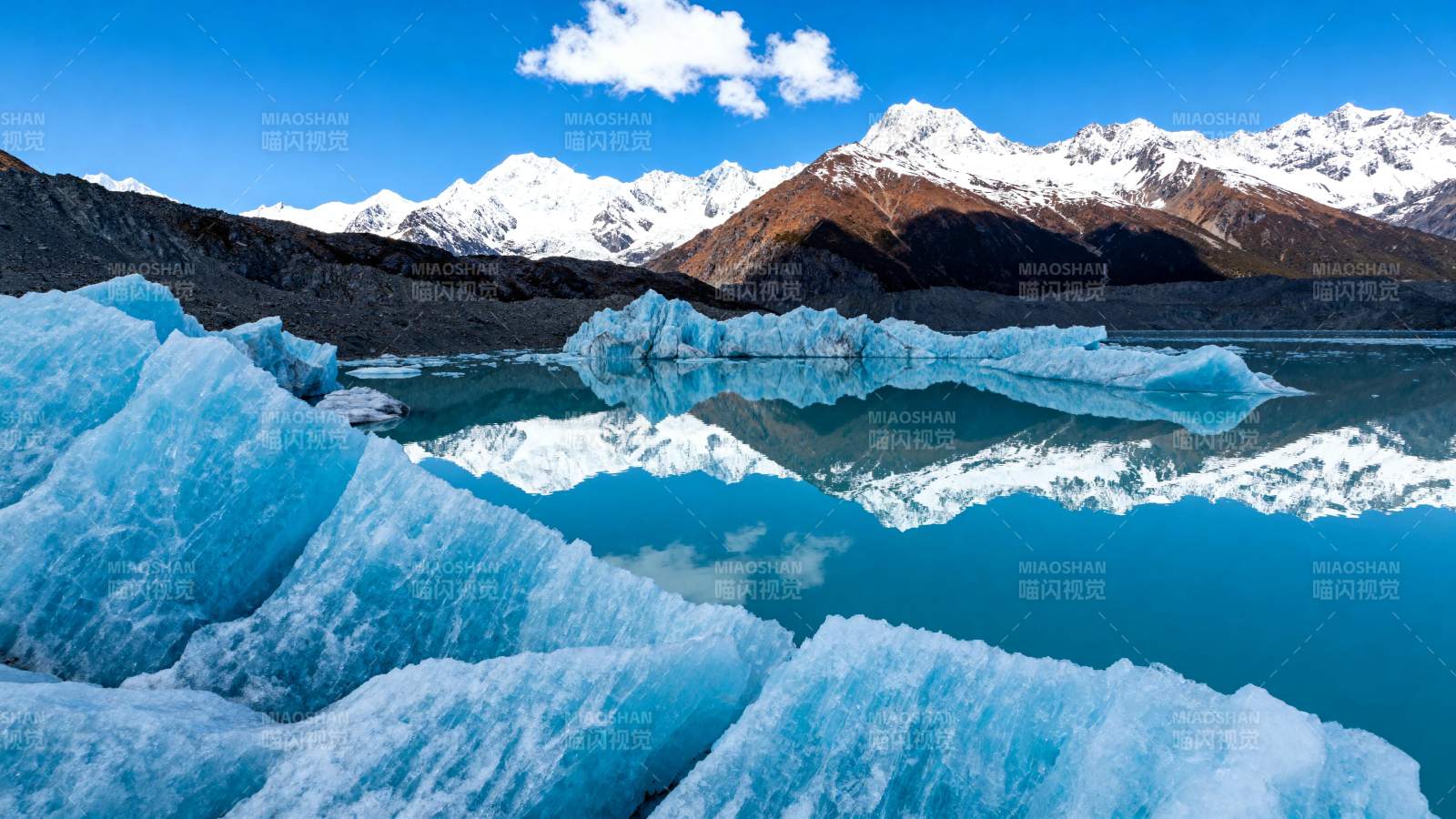 冰川湖畔雪山倒影图片