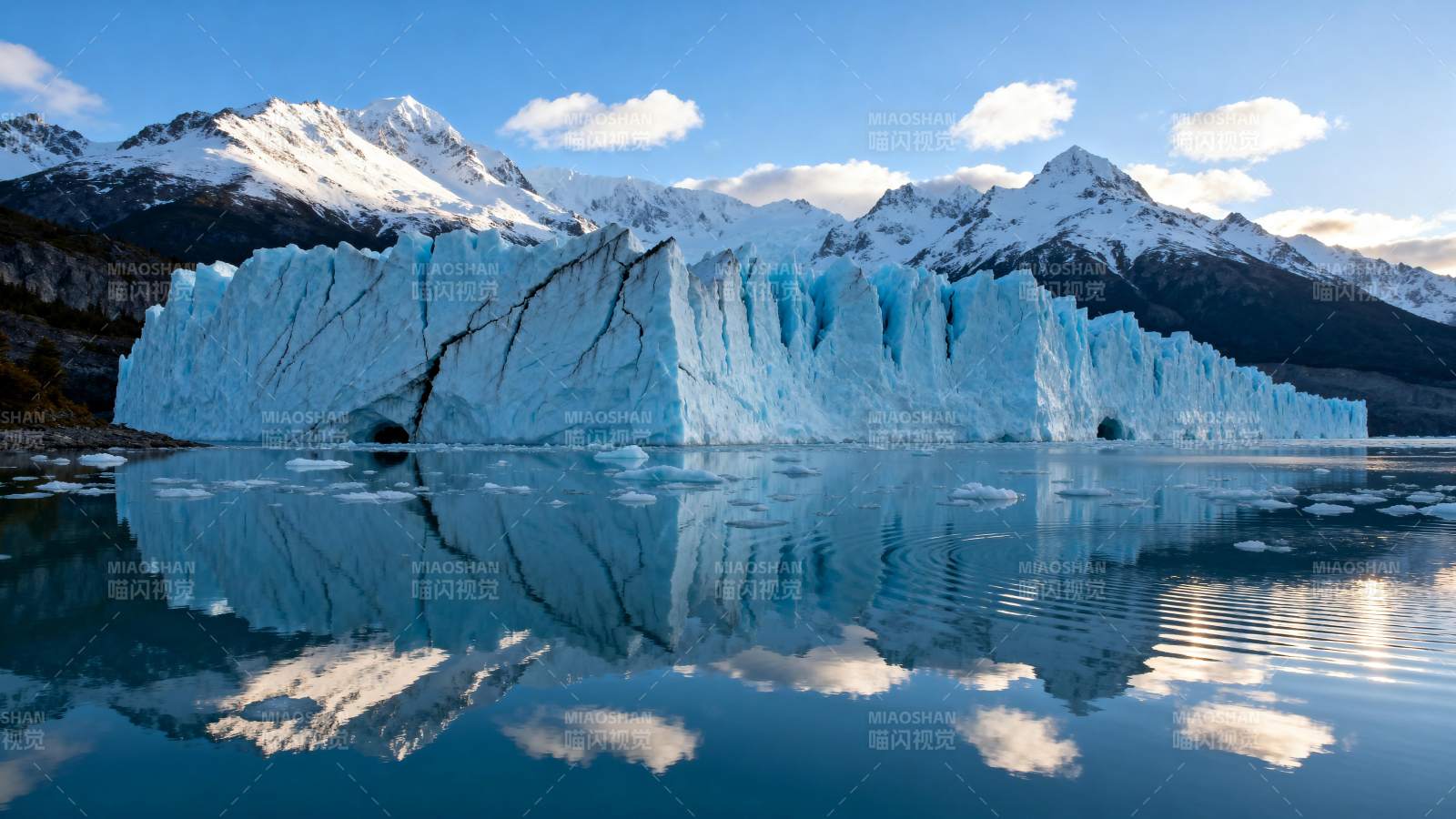 冰川倒影山水间图片