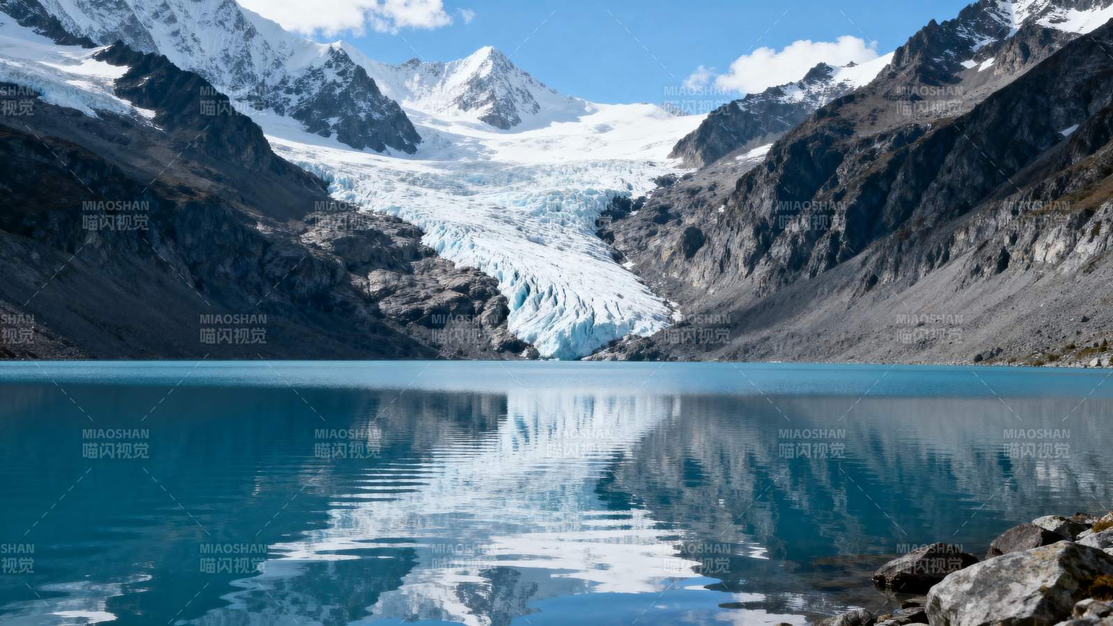 雪山倒影湖中图片