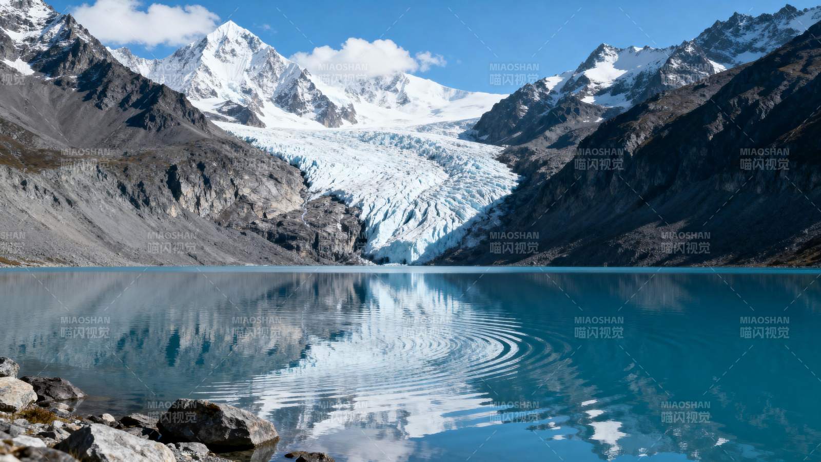 雪山倒影湖光图片