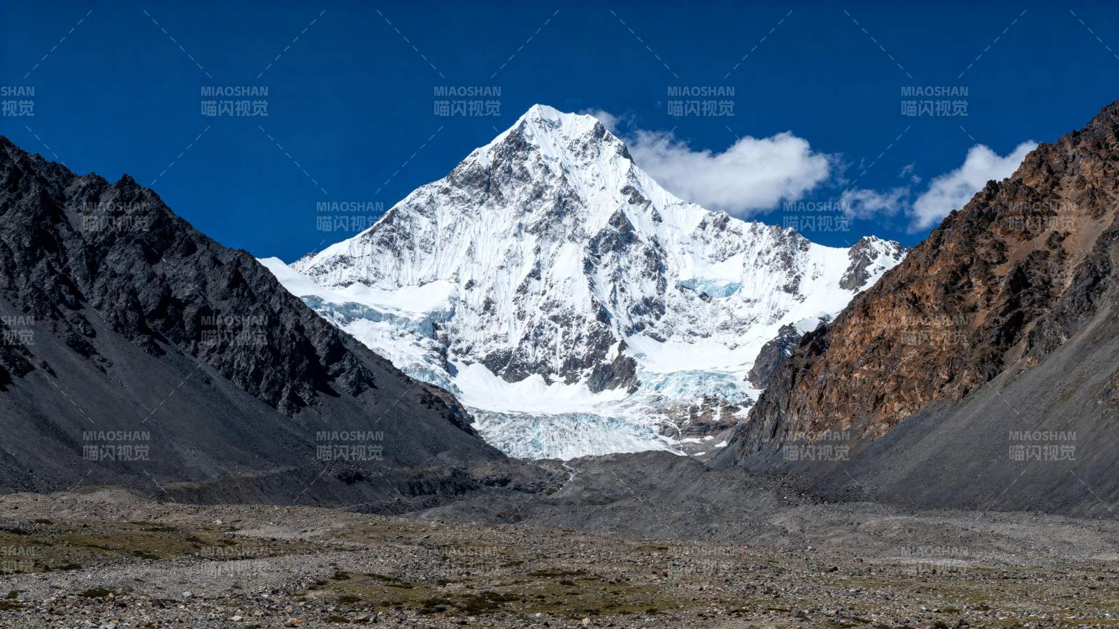 雪山巍峨入云霄图片