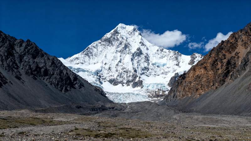雪山巍峨入云霄图片