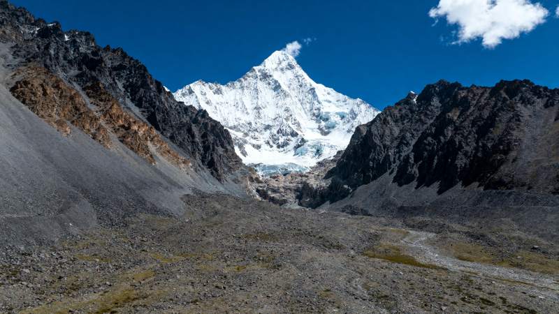 雪山巍峨 蓝天映衬图片