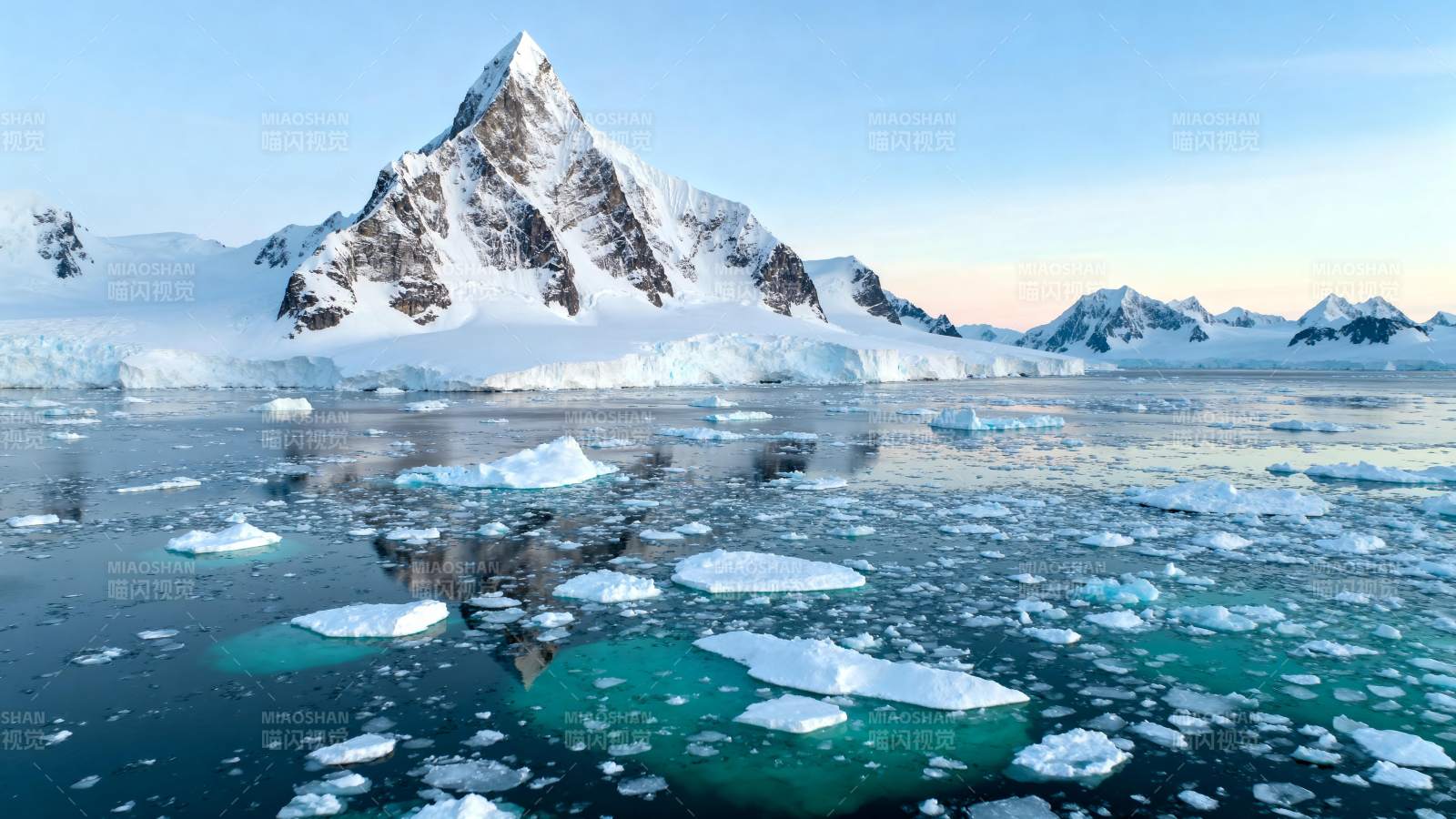 冰川雪山倒影图片