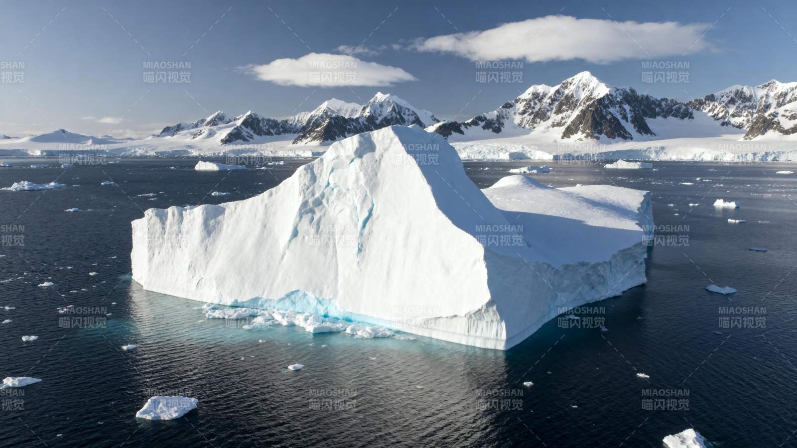 冰山浮于深海图片