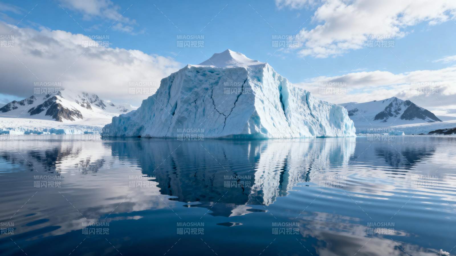 冰山倒影静谧湖图片