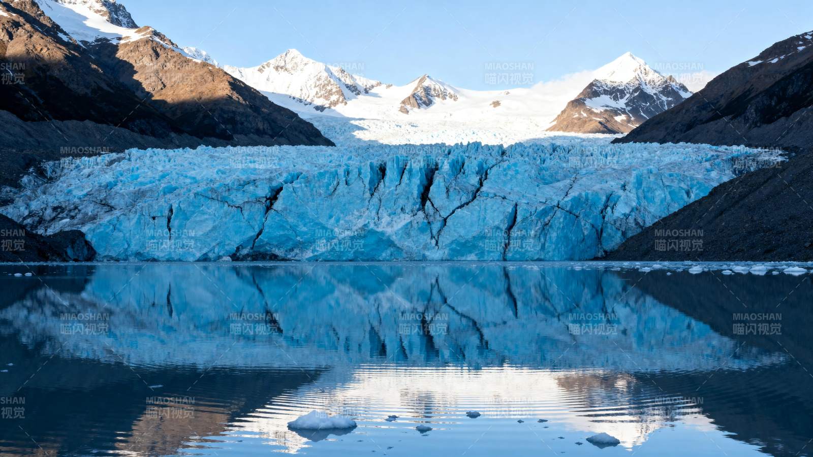 冰川倒影湖图片