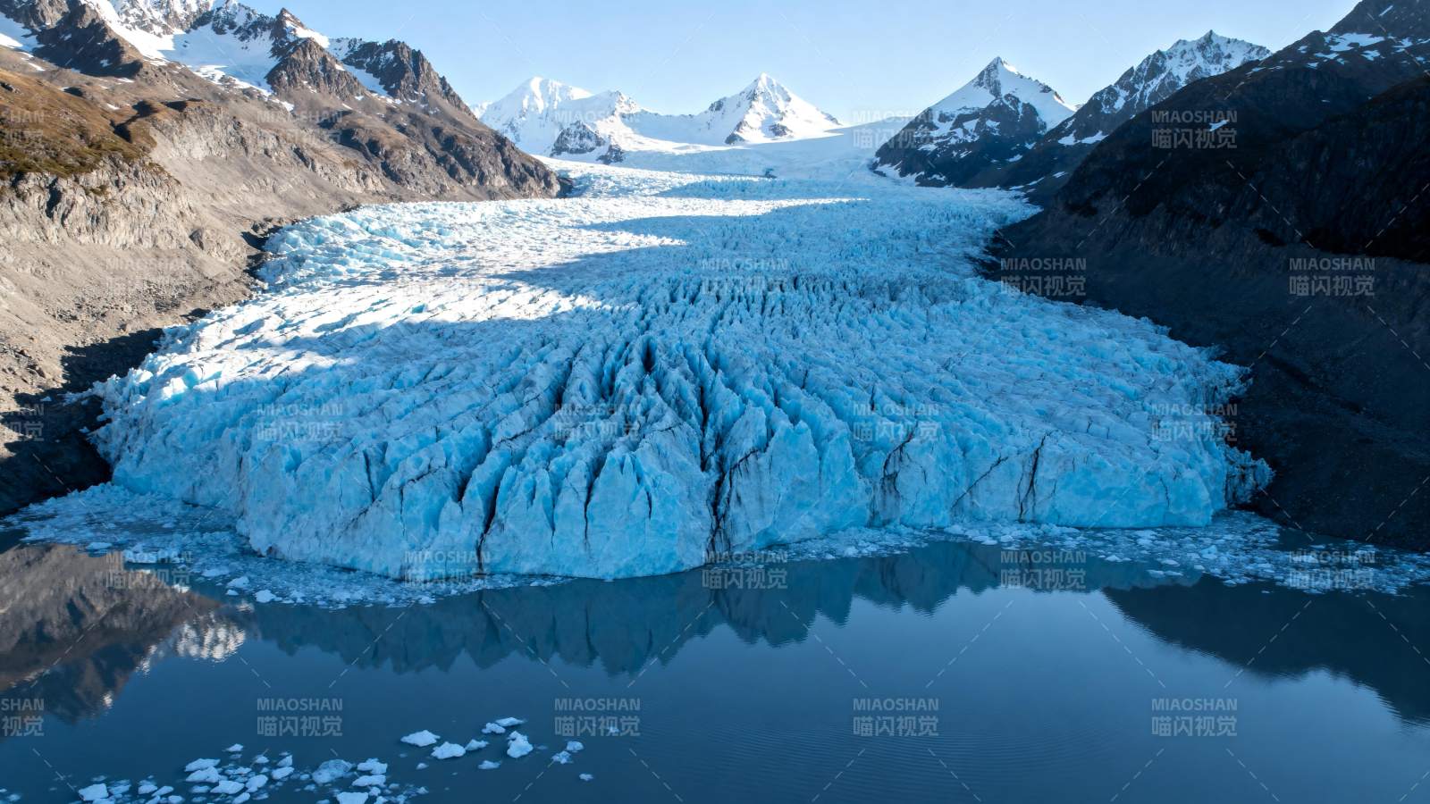 冰川映湖 雪山环绕图片