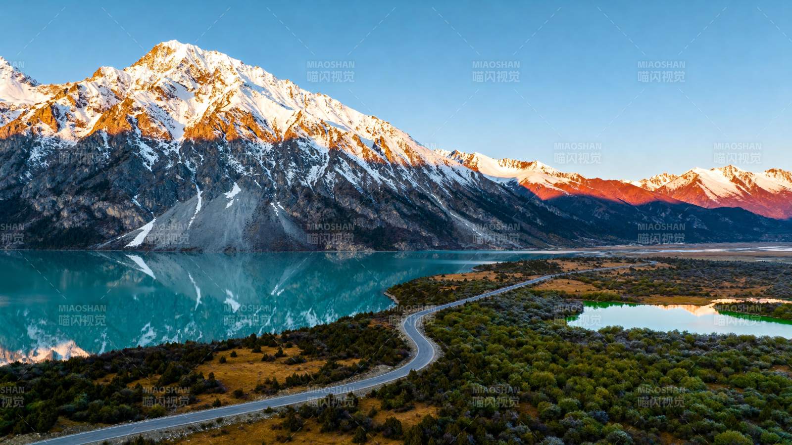 雪山湖畔公路美景图片