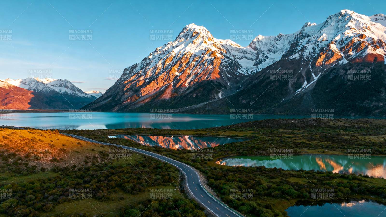 雪山湖畔公路美景图片