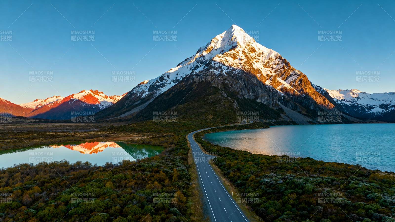 雪山湖畔公路美景图片