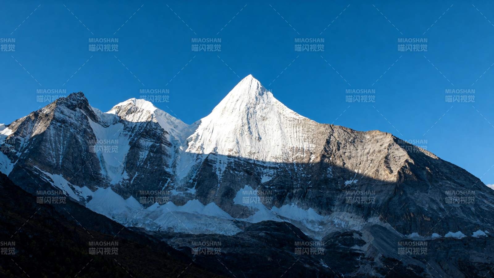 雪山巍峨 蓝天映衬图片