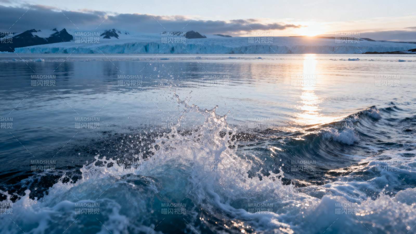 极地日出波光粼粼图片
