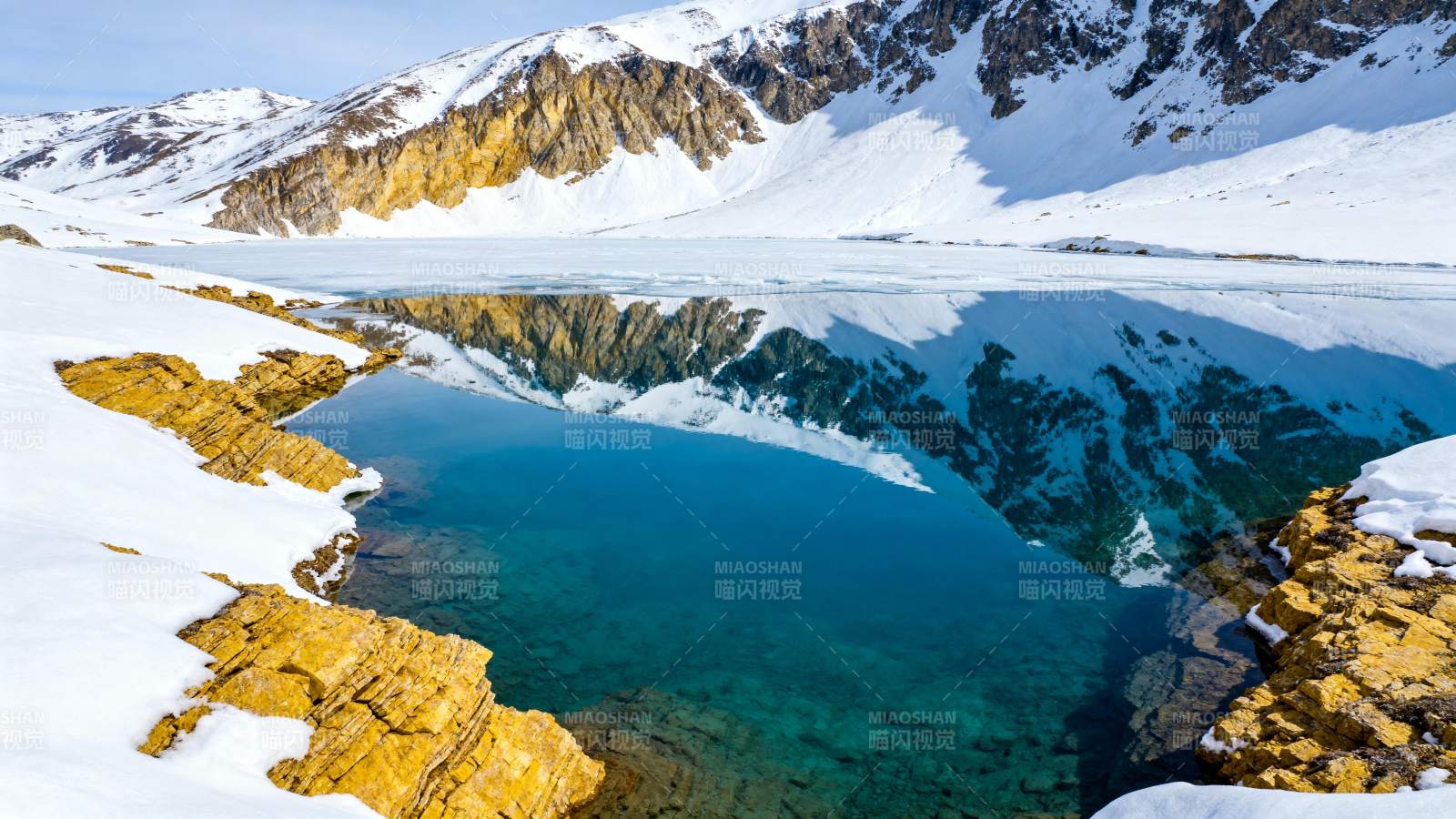 雪山映湖 碧水如镜图片