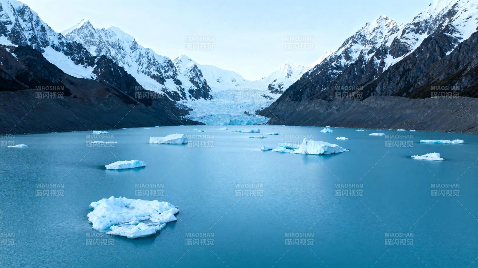 冰川湖景图片