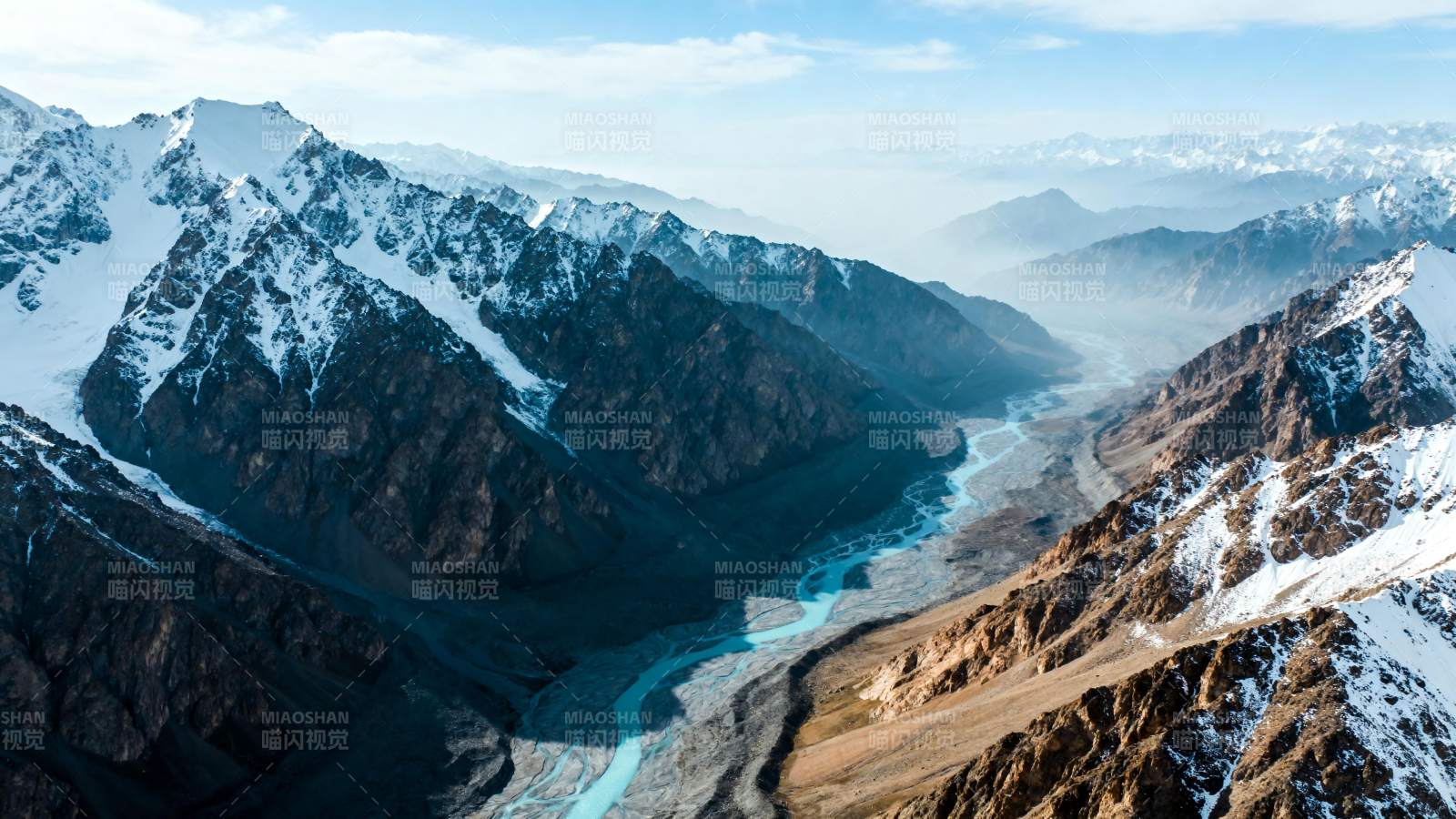 雪山峡谷风光图片