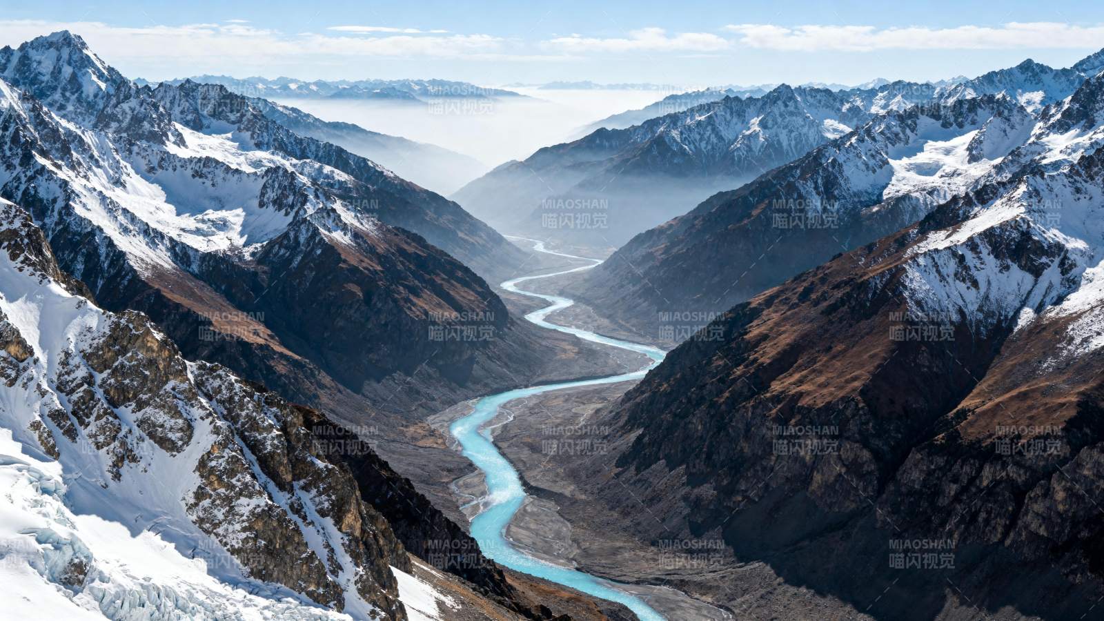 雪山峡谷碧水蜿蜒图片