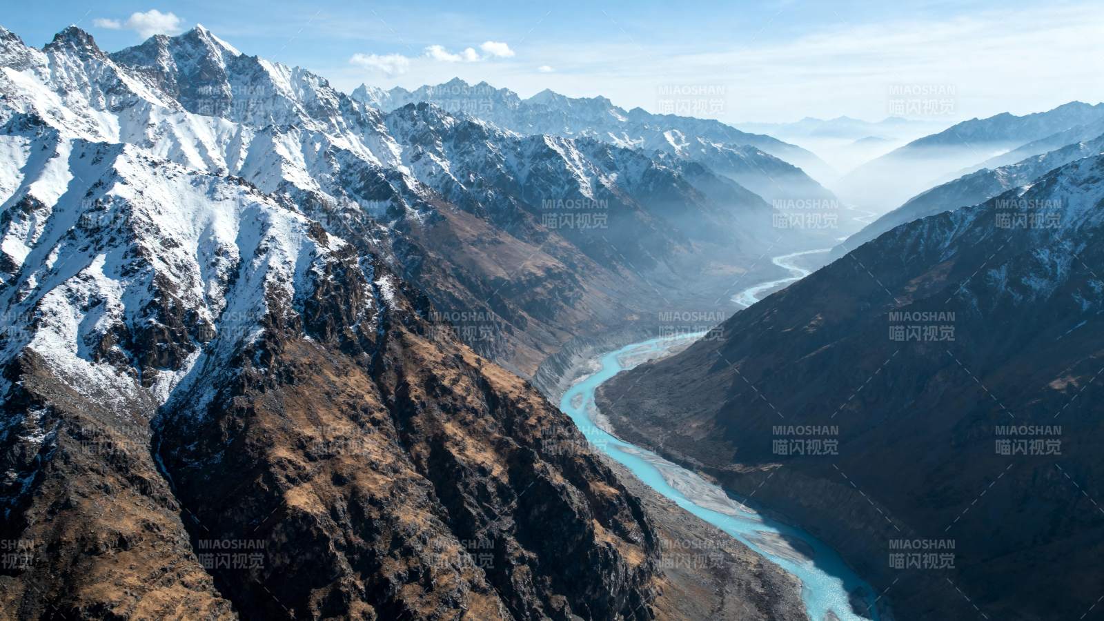 雪山峡谷河流图片