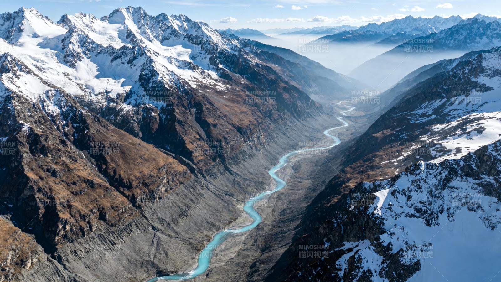 雪山峡谷河流图片