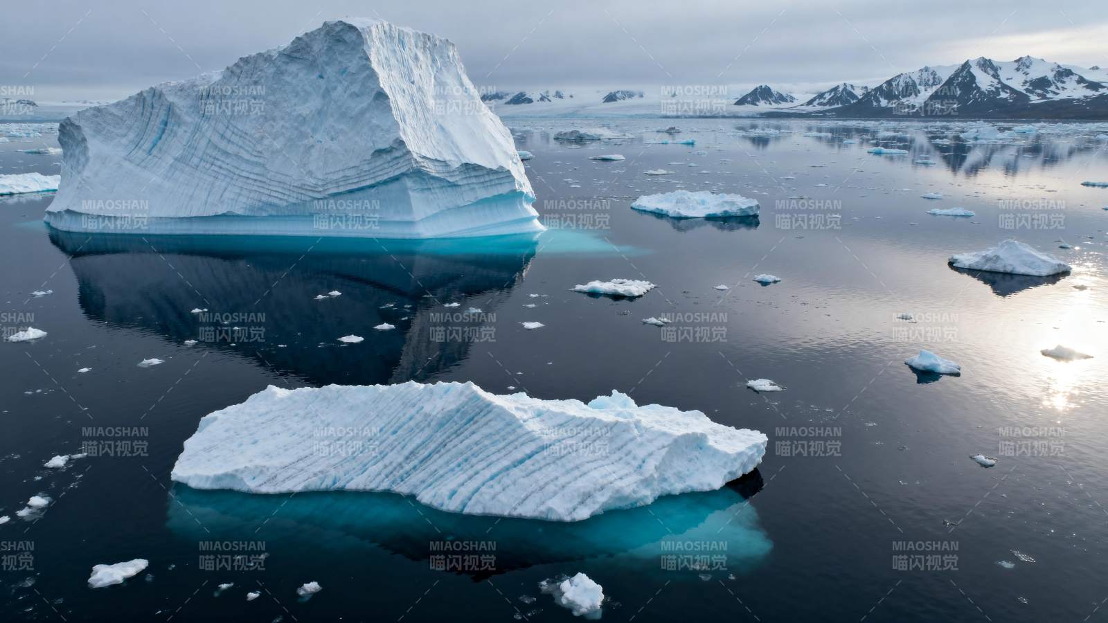 冰川倒影静谧湖图片