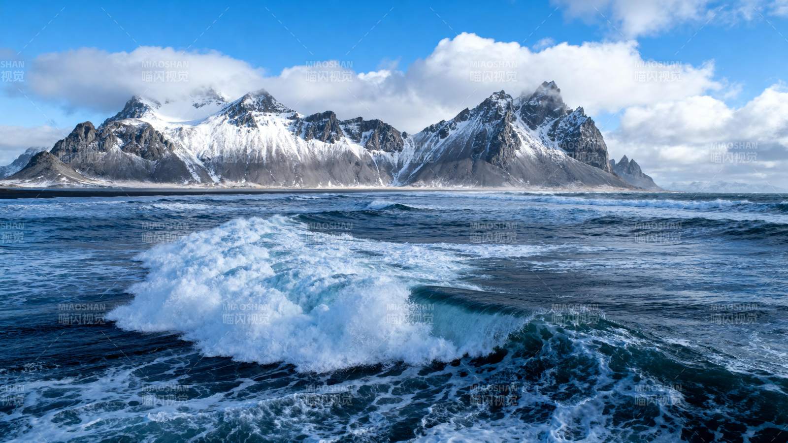雪山海浪壮丽景色图片