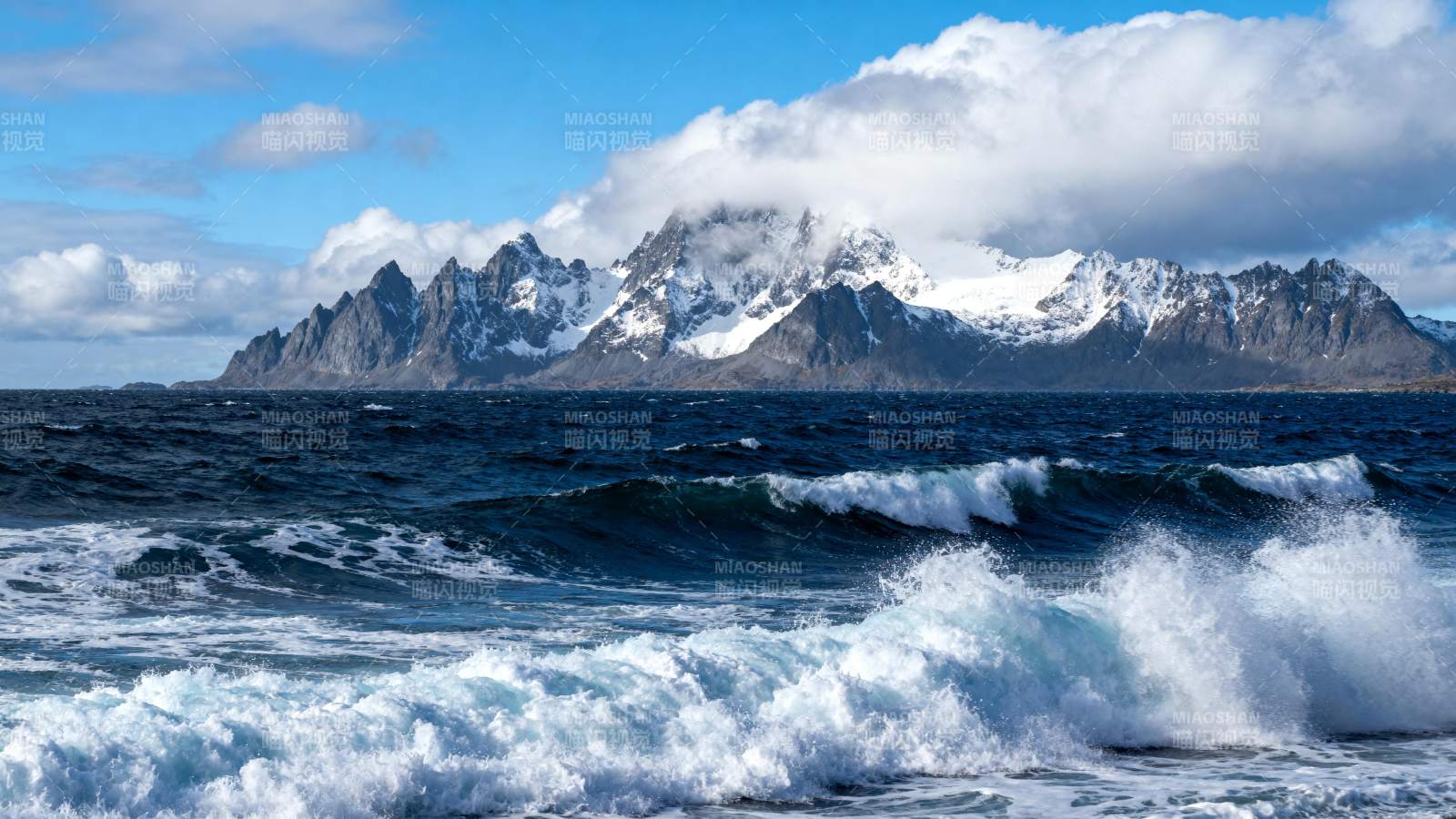 雪山海浪壮丽景色图片